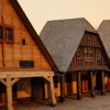 Stavba Krkonošského muzea s hrázděným štítem a podloubím - Vrchlabí